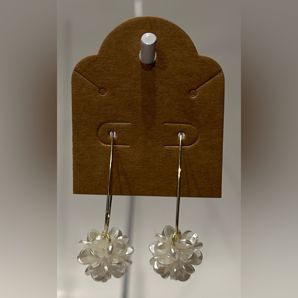 Elegant White Floral Earrings - Picture 3 of 3